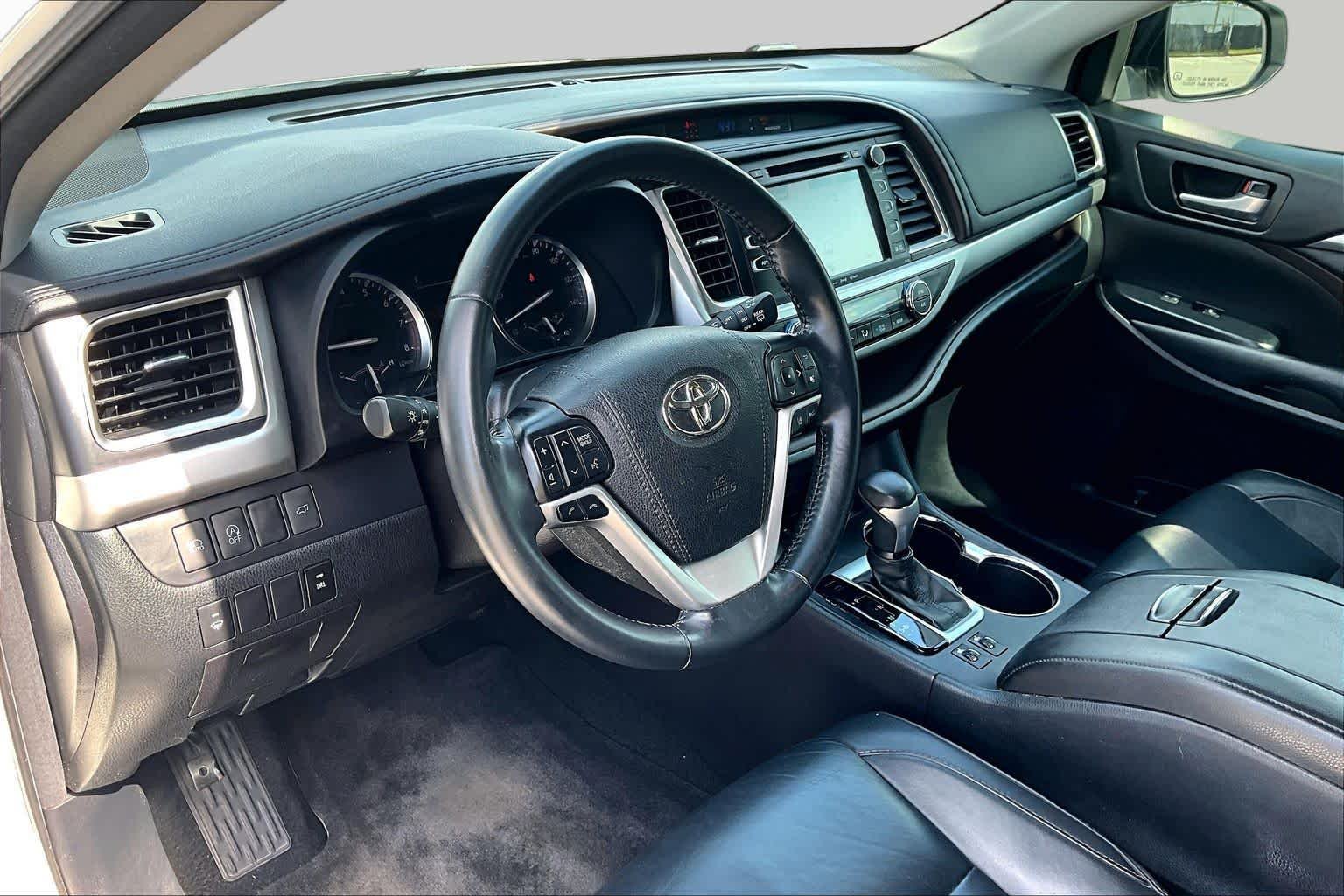 Used 2018 Blizzard Pearl Toyota XLE image 18