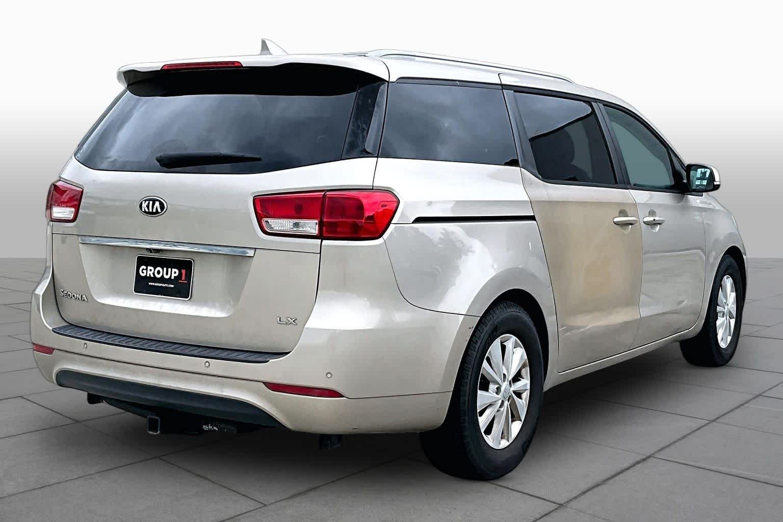 Used 2017 Beachwood Pearl Kia LX image 10