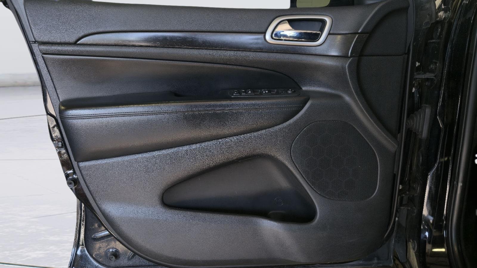 Used 2018 Diamond Black Crystal Pearlcoat Jeep Altitude image 12