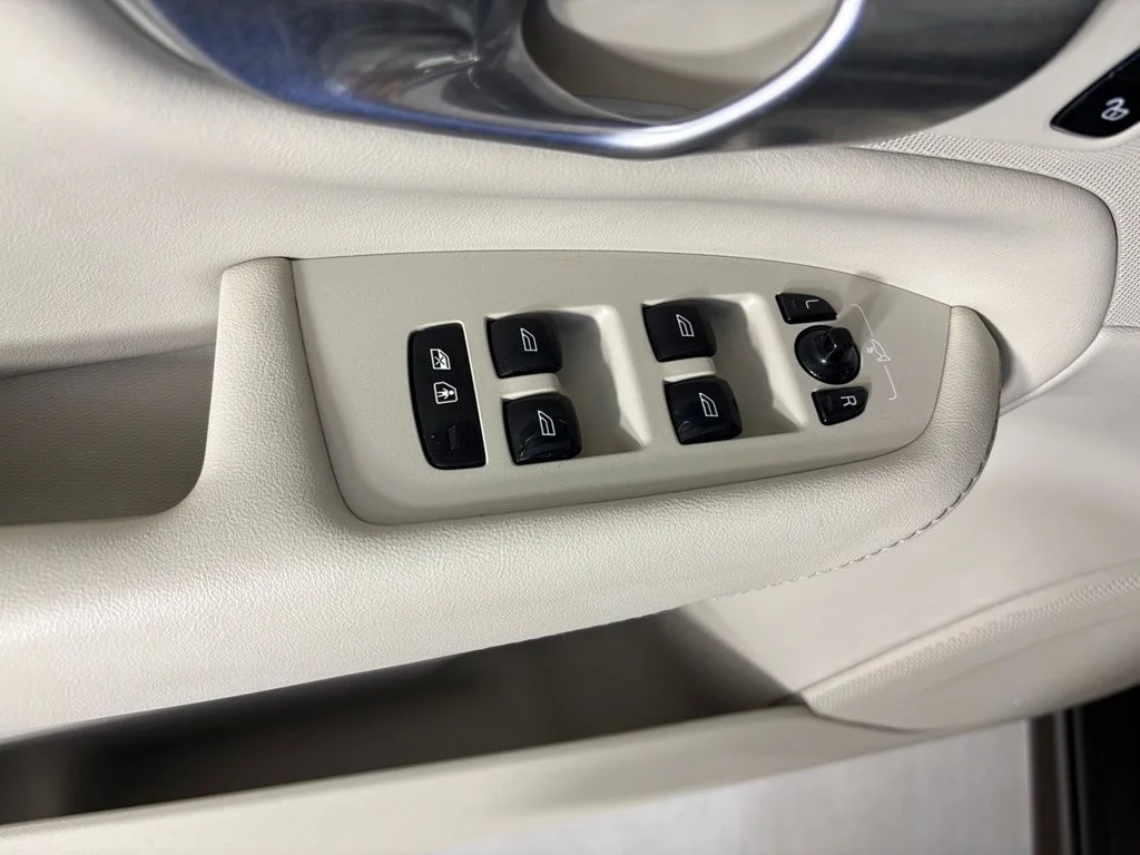 Used 2023 Gray Volvo B6 Plus 6-Seater image 15