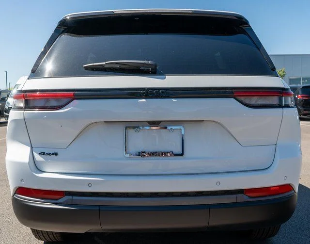 New 2026 Bright White Clear-Coat Exterior Paint Jeep Laredo Altitude image 6