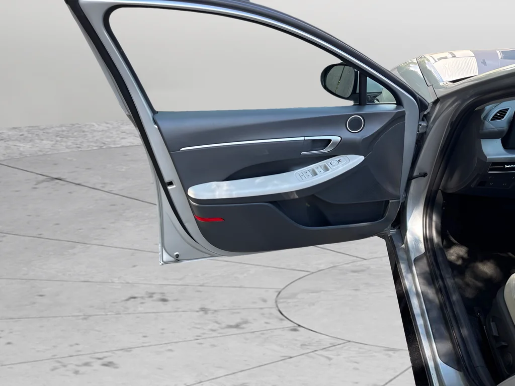 Used 2025 Silver Hyundai SEL image 23