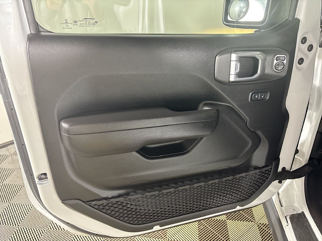 Used 2022 White Jeep Rubicon image 6