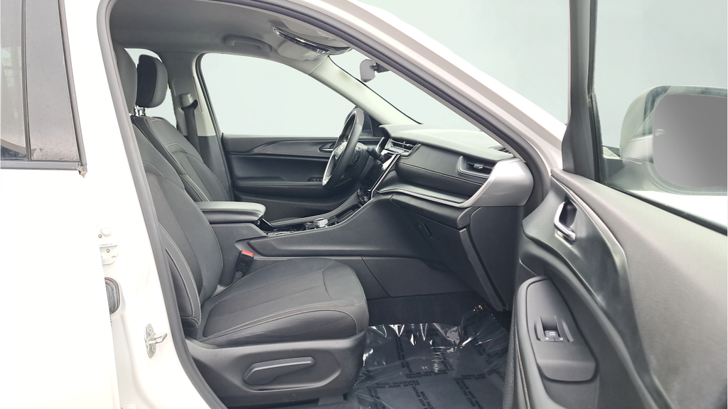 Used 2023 White Jeep Laredo image 16