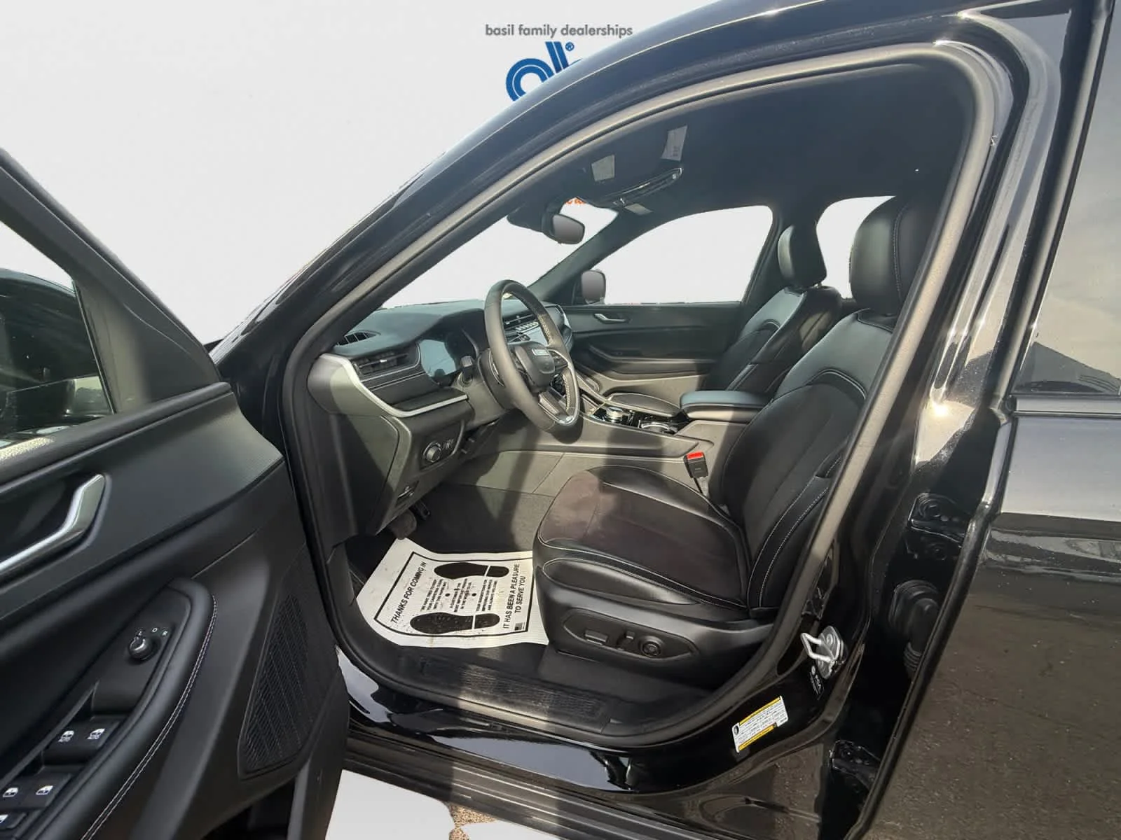 Used 2023 Diamond Black Crystal Pearlcoat Jeep Altitude image 11
