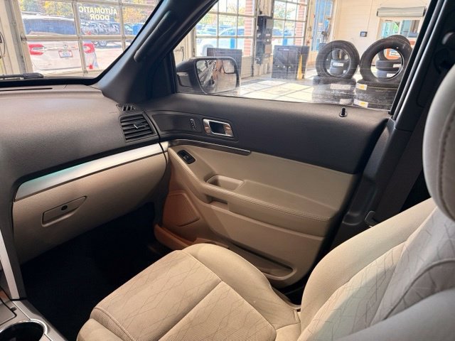 Used 2015 Red Ford Base image 17