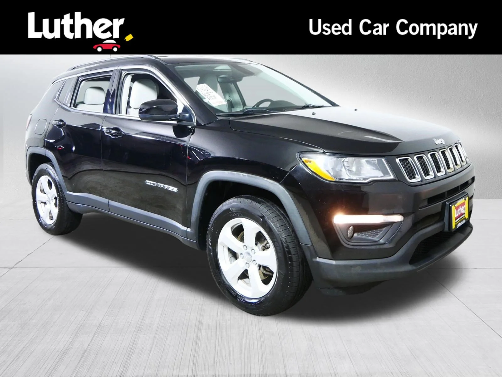 Used 2017 Diamond Black Crystal Pearlcoat Jeep Latitude image 1
