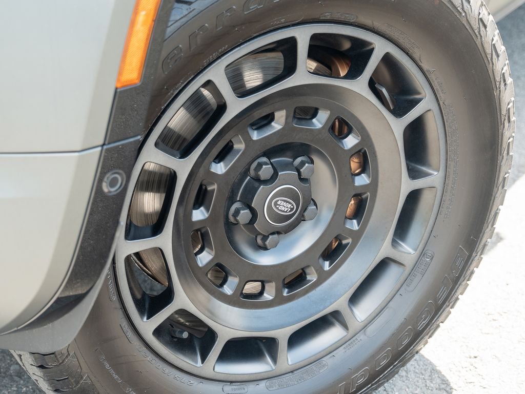 Used 2025 Green Land Rover OCTA image 9