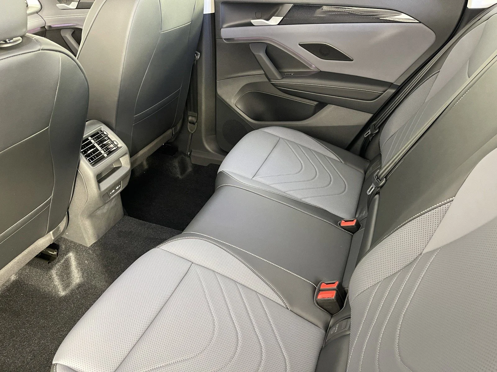 2025 Volkswagen Tiguan SE - Photo 32