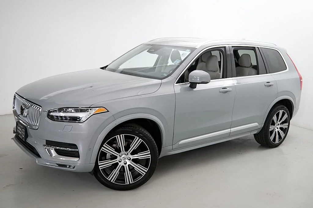 Used 2024 Vapour Grey Volvo Plus image 3