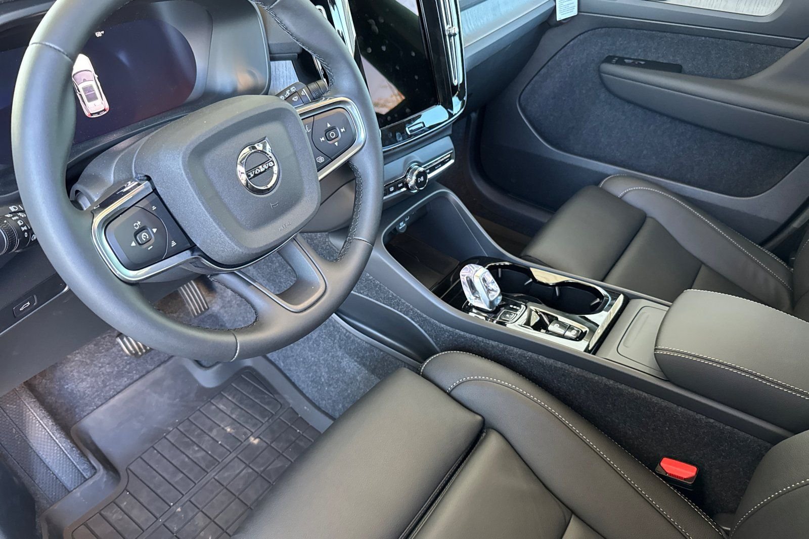 2026 Volvo XC40 Plus - Photo 9