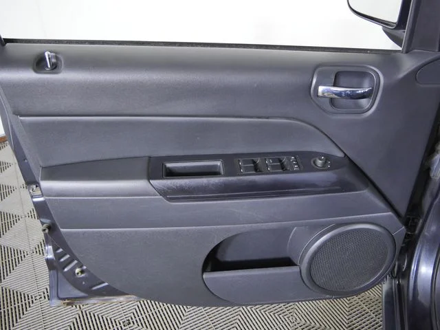 Used 2015 Gray Jeep Altitude image 18