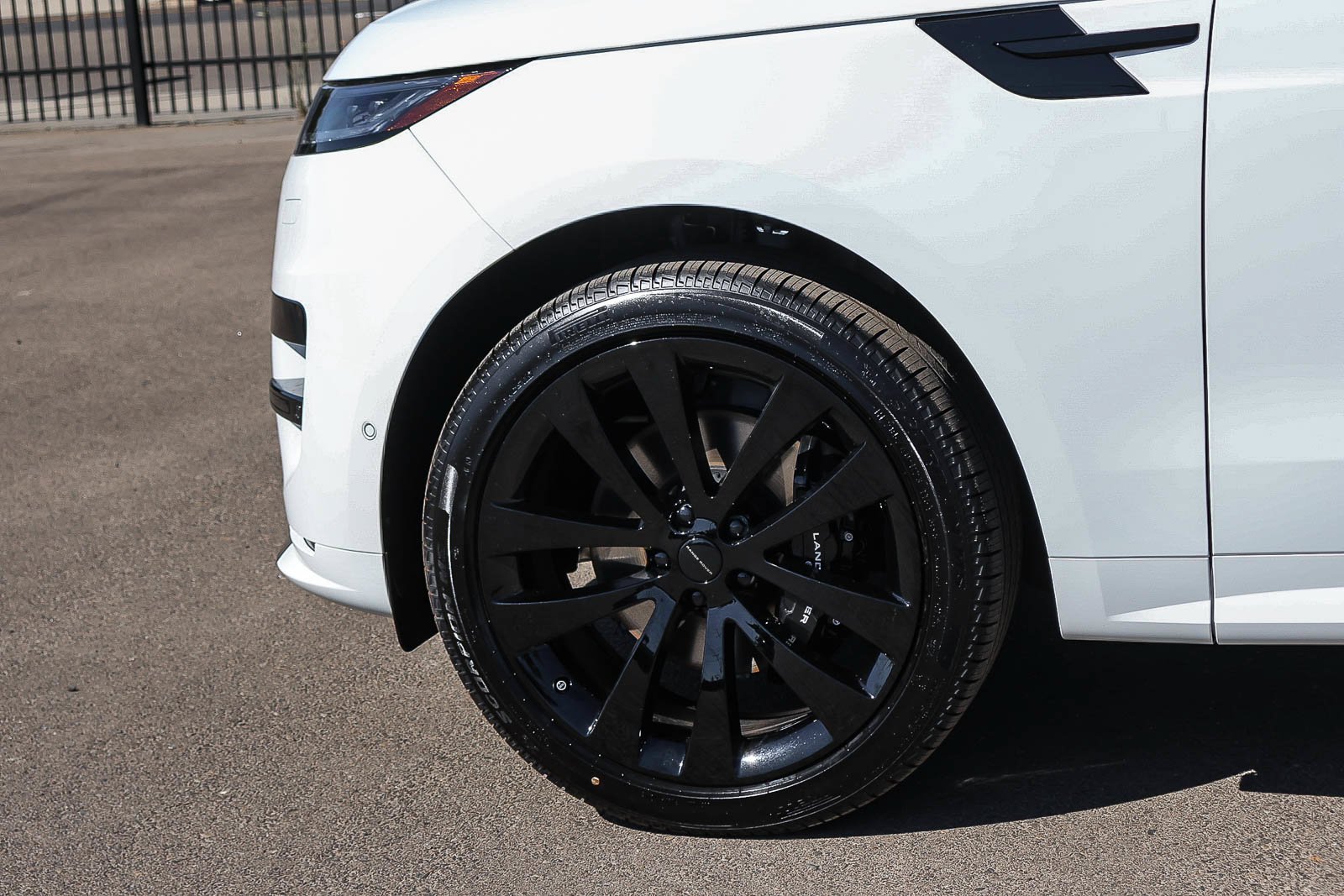 New 2026 Fuji White Land Rover Dynamic SE image 9