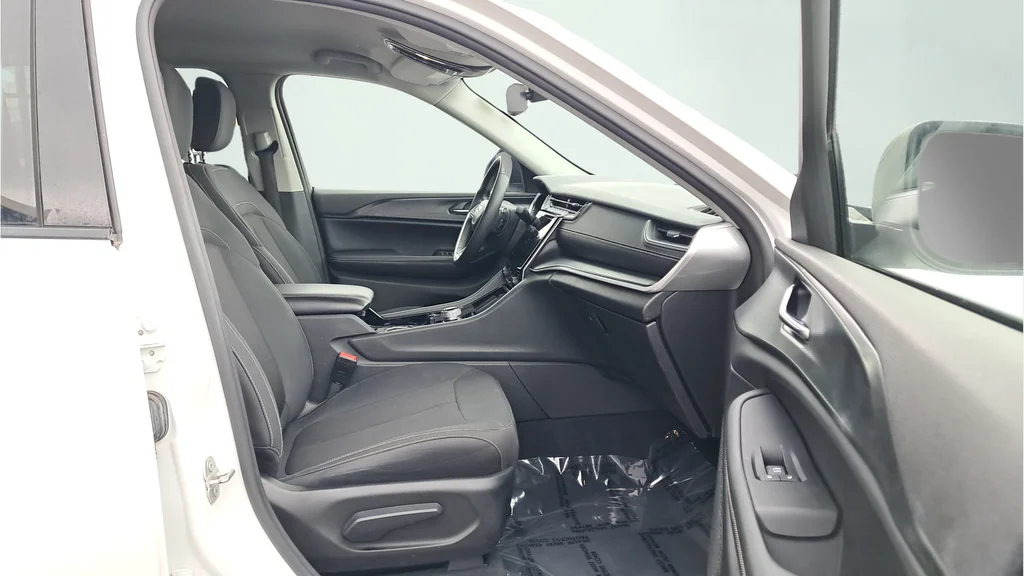 Used 2023 White Jeep Laredo image 16