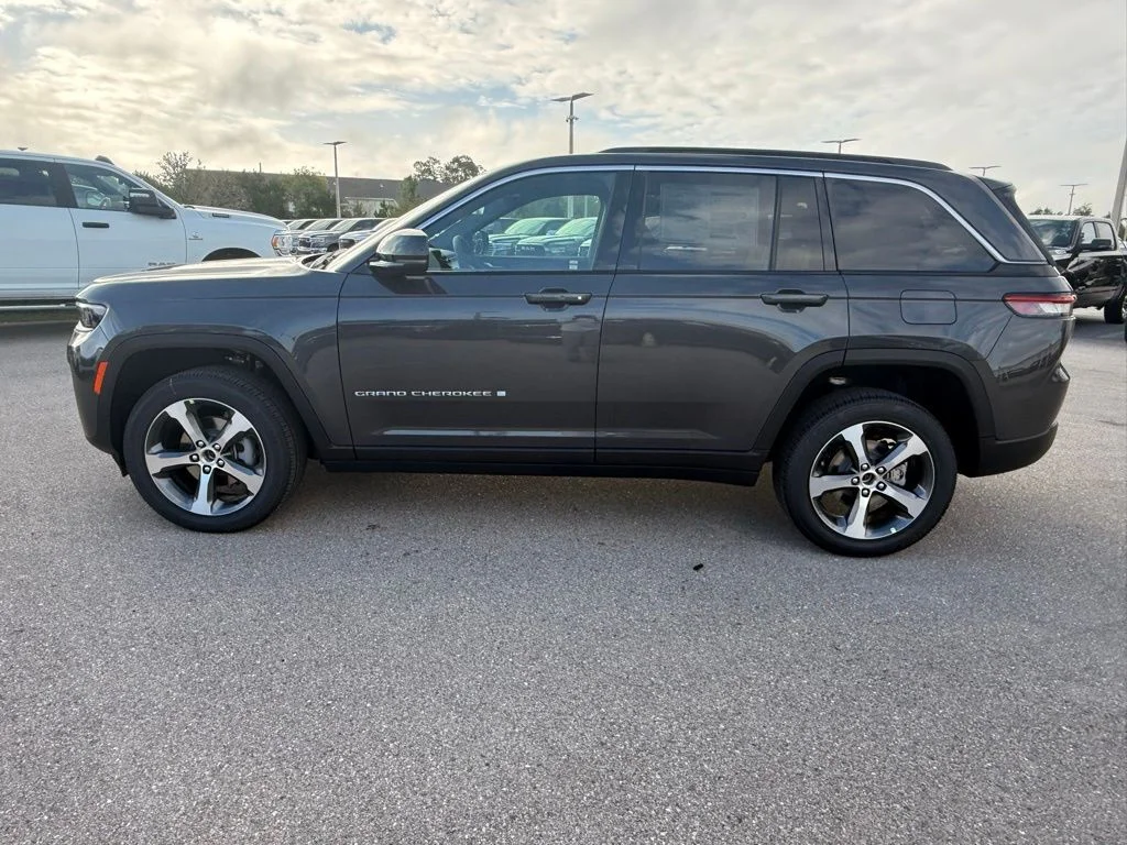 New 2026 Baltic Gray Metallic Clear-Coat Exterior Paint Jeep Limited image 7