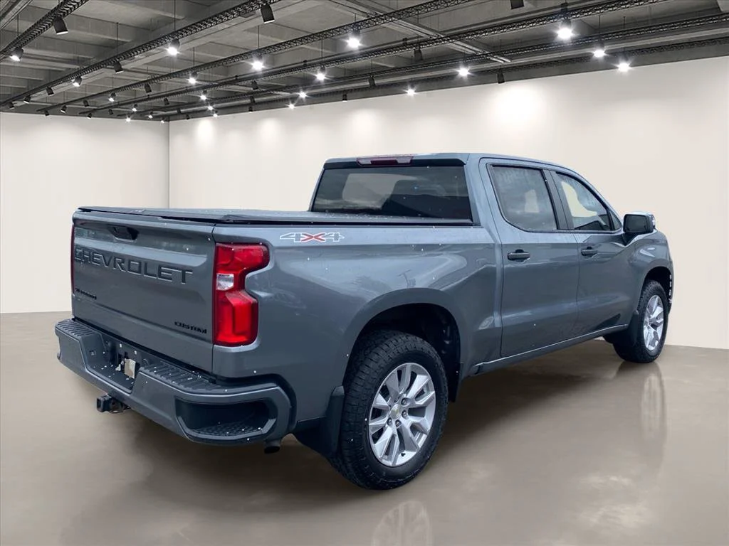 Used 2021 Satin Steel Metallic Chevrolet Custom image 7