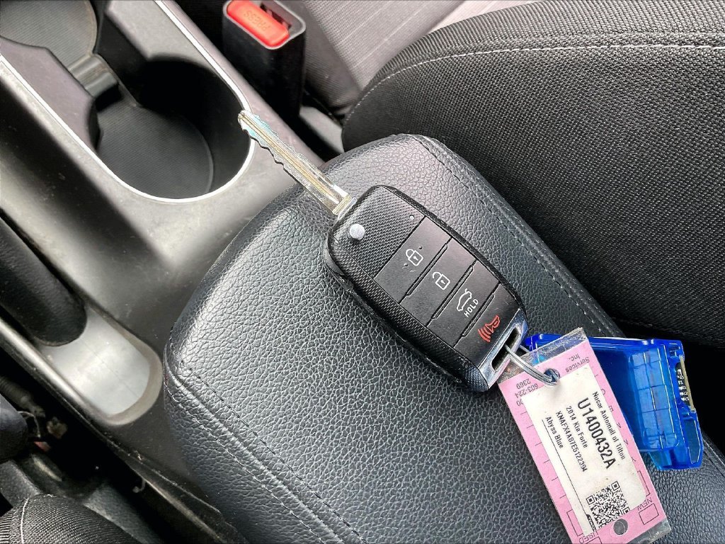 Used 2014 Abyss Blue Kia EX image 27