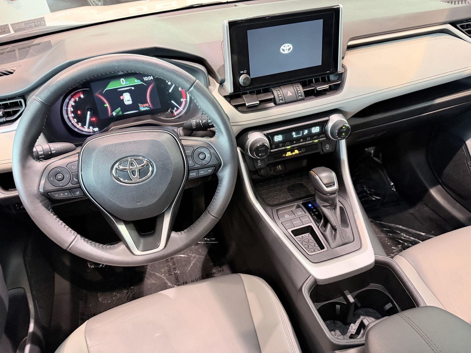 Used 2024 Wind Chill Pearl Toyota XLE Premium image 39
