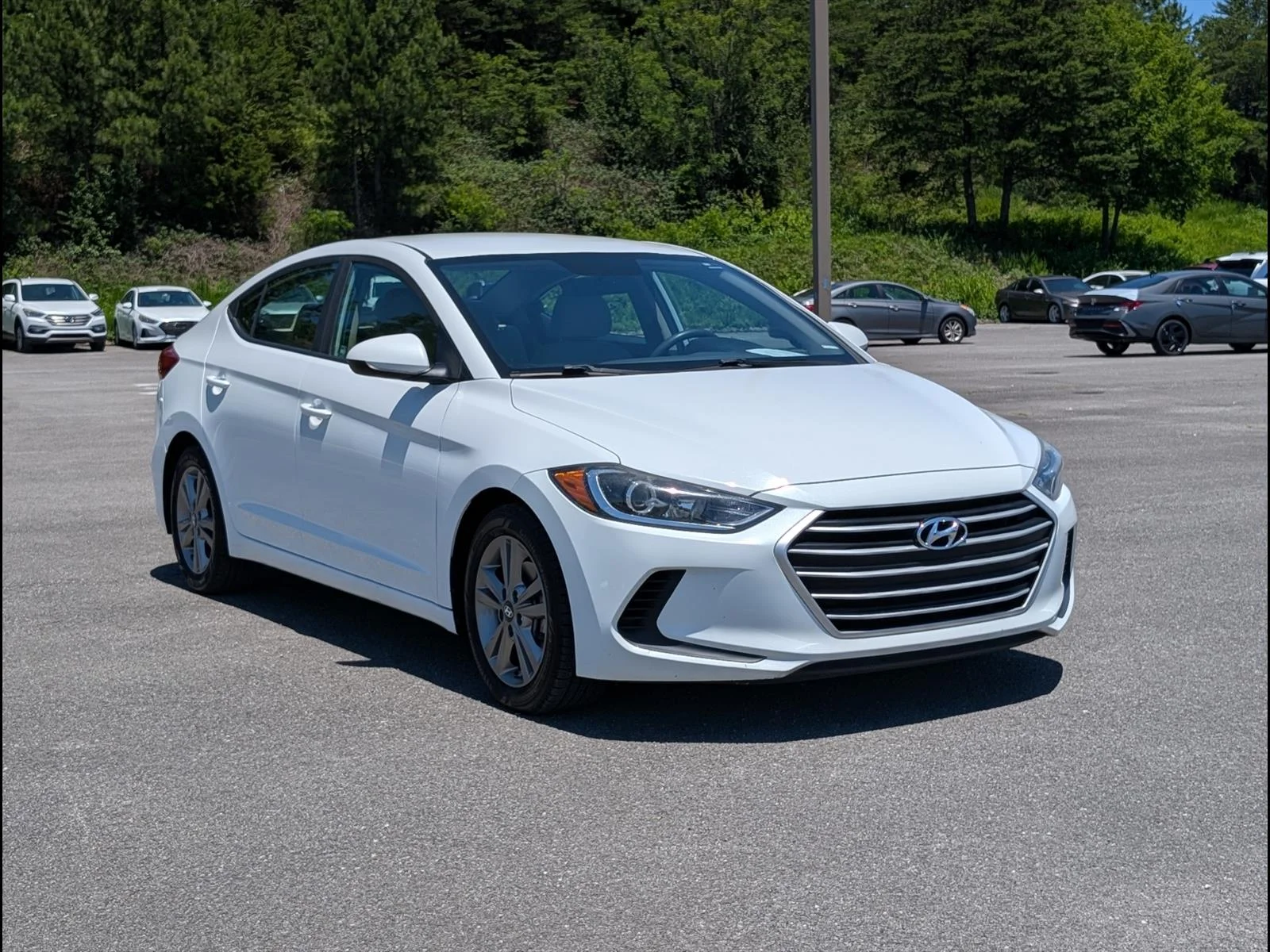 Used 2017 Quartz White Pearl W8 Hyundai SE image 1