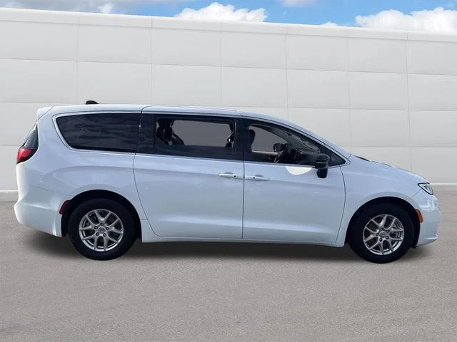 2024 Chrysler Pacifica Touring L - Photo 11