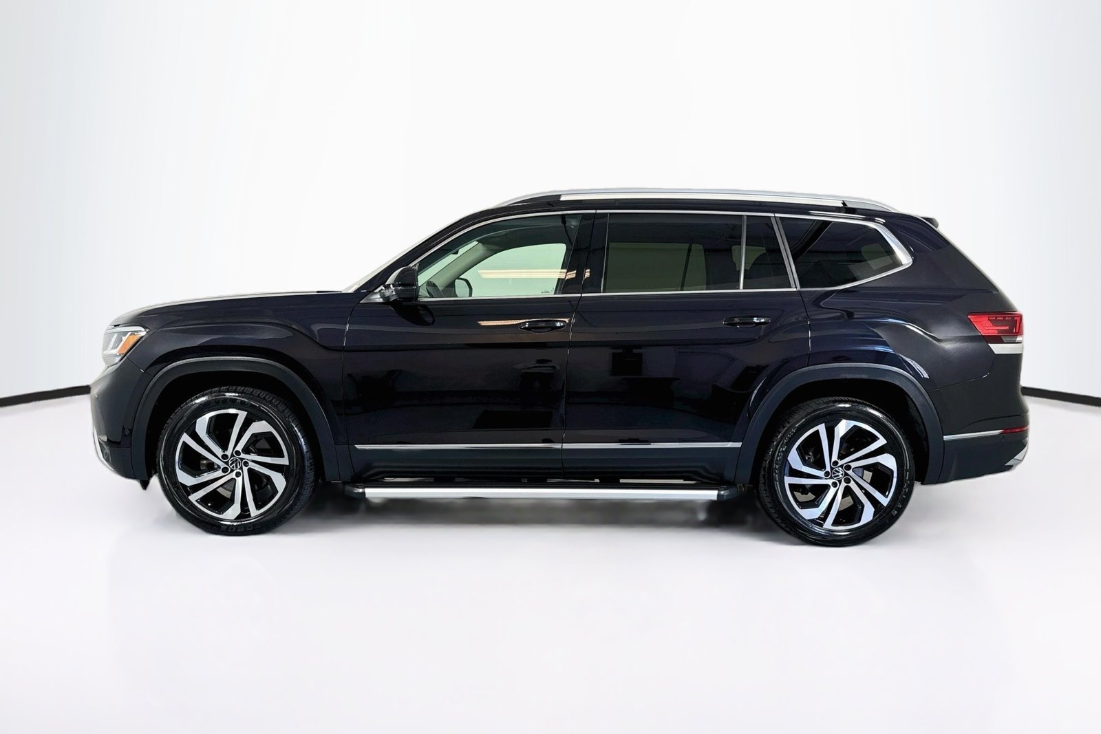Used 2021 Deep Black Pearl Volkswagen 2.0T SEL Premium image 8