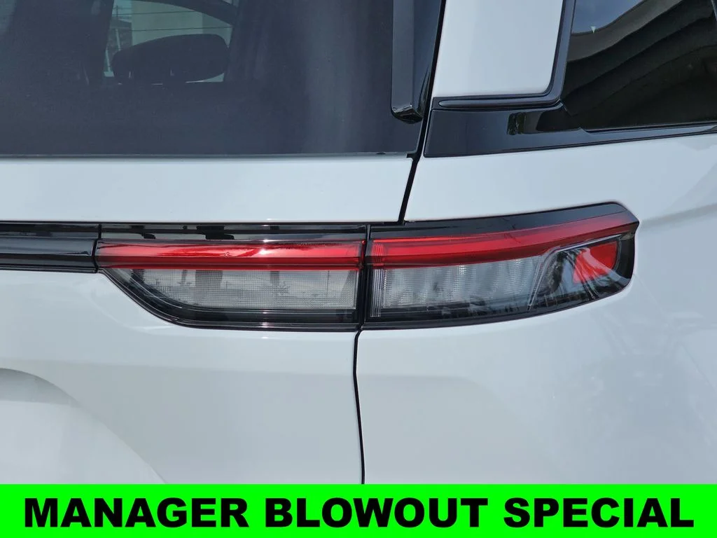 New 2026 Bright White Clear-Coat Exterior Paint Jeep Altitude image 41