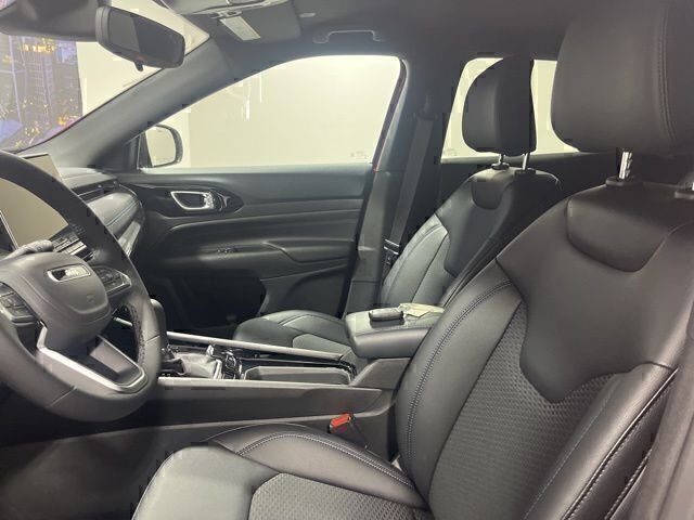 New 2026 Red Hot Pearl-Coat Exterior Paint Jeep Latitude image 8