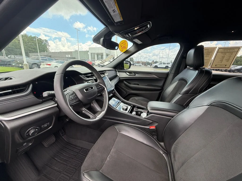 Used 2023 Black Jeep Altitude image 23
