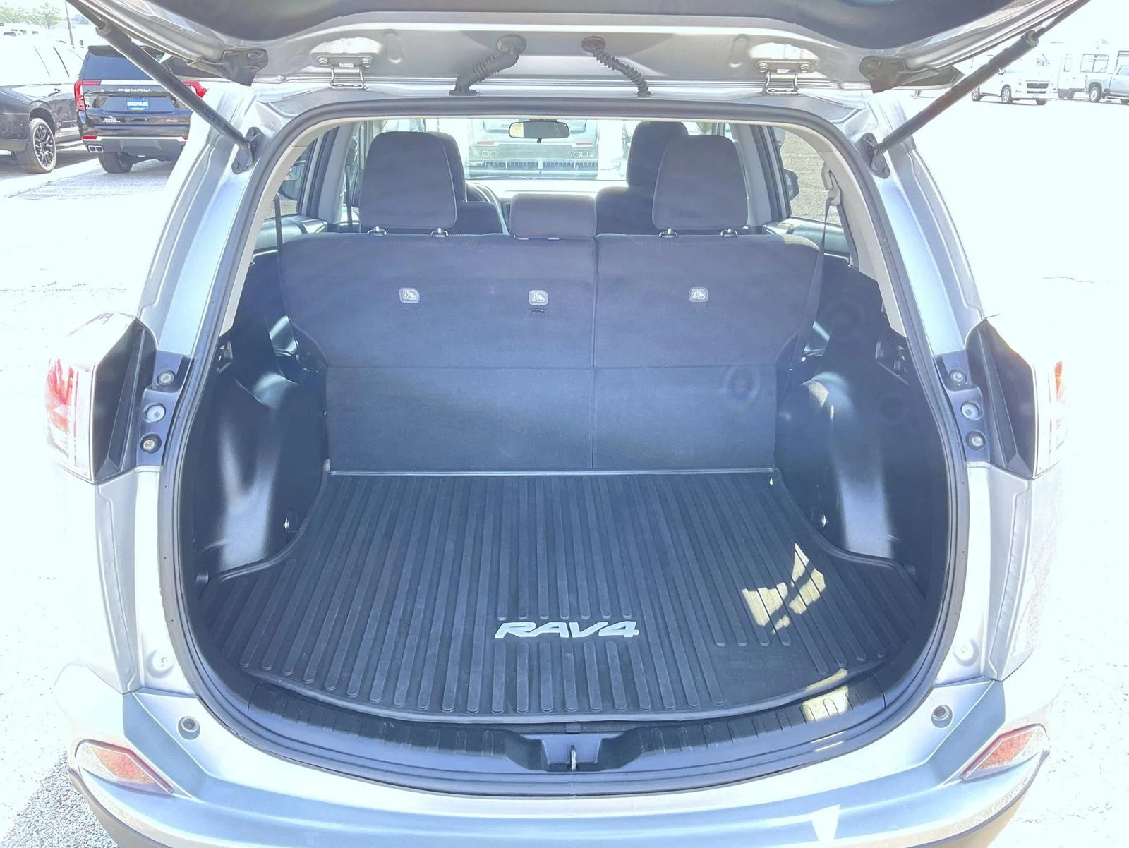 Used 2018 Silver Toyota XLE image 21