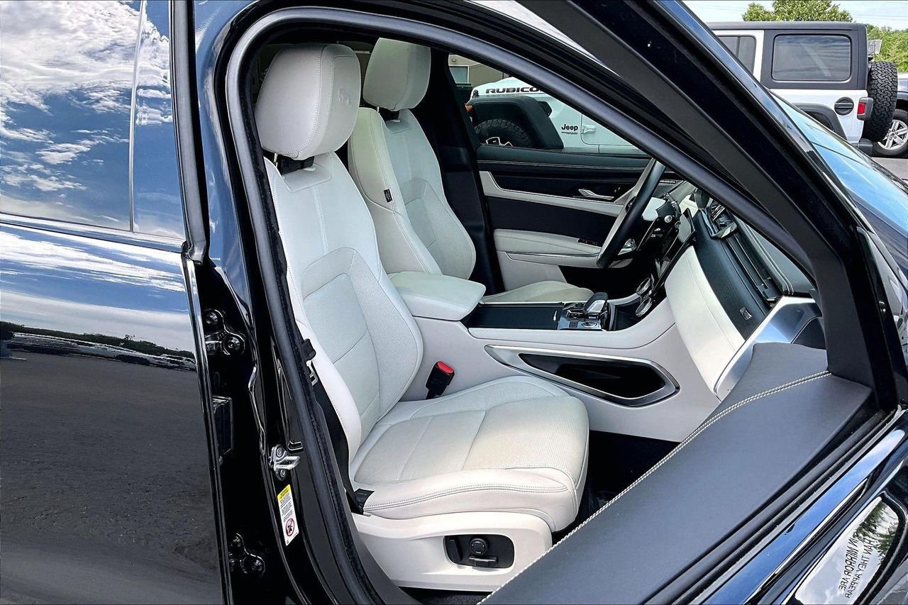 2024 Jaguar F-PACE R-Dynamic S - Photo 31