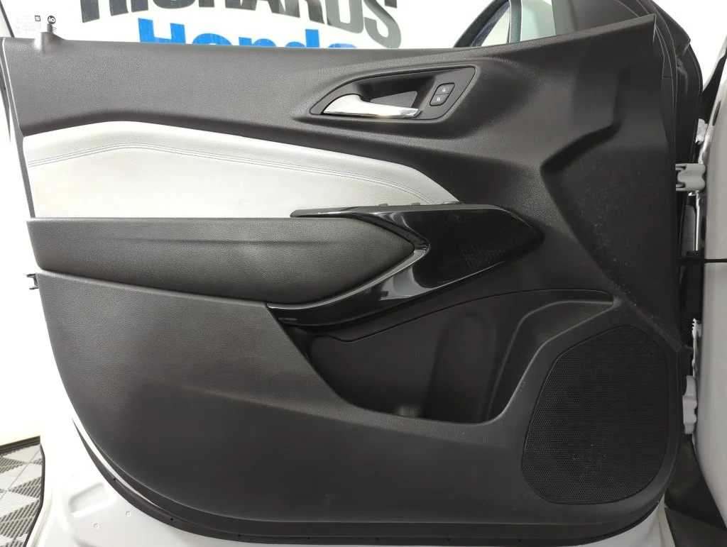 Used 2025 Summit White Chevrolet LT image 8