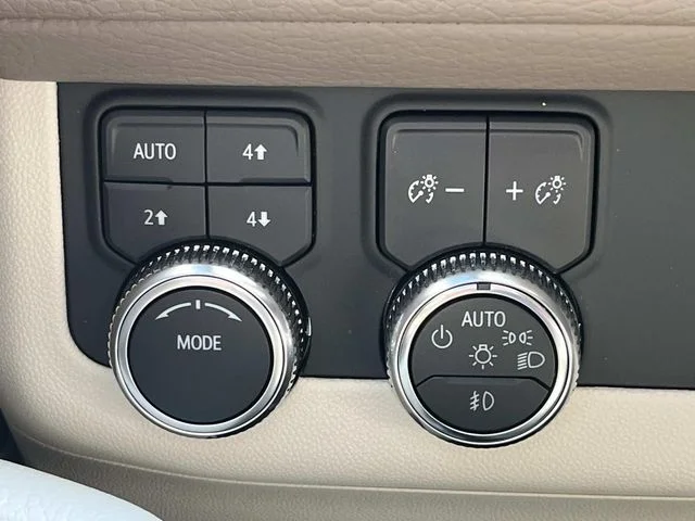 Used 2022 White GMC Denali image 38