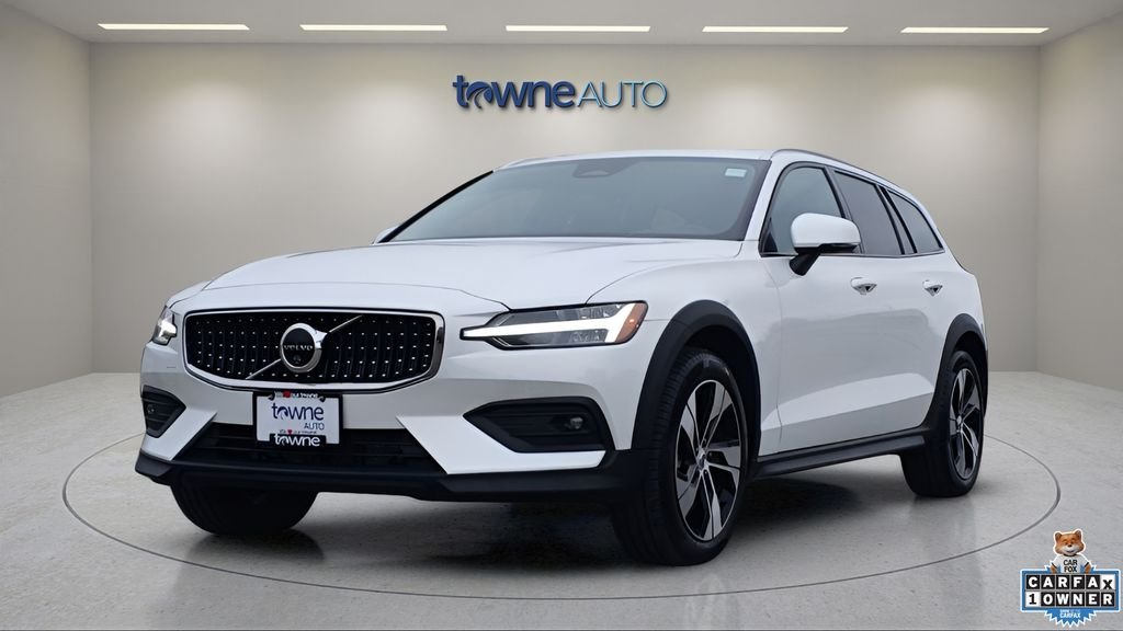 2025 Volvo V60 Cross Country B5 Plus AWD's photo