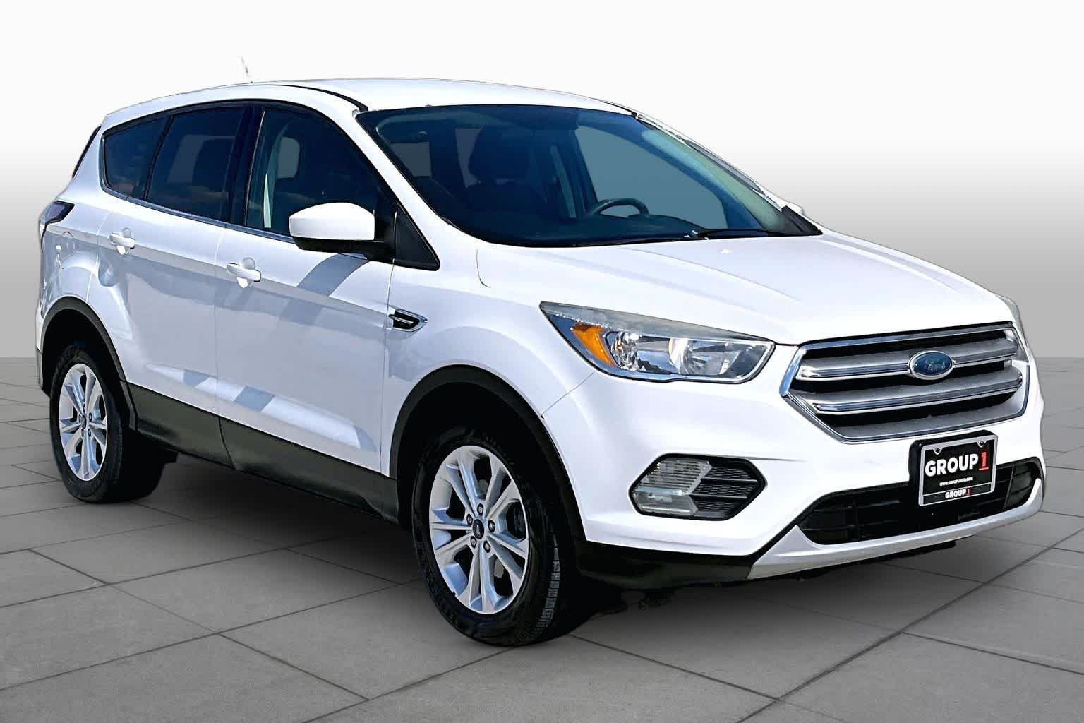 Used 2017 Oxford White Ford SE image 3