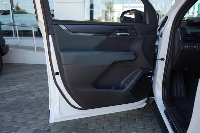 Used 2025 White Frost Tricoat GMC AT4 image 15