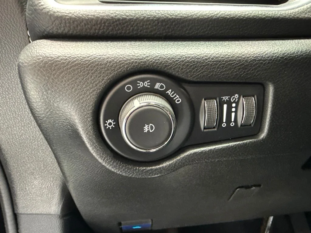 Used 2025 Black Chrysler Limited image 18