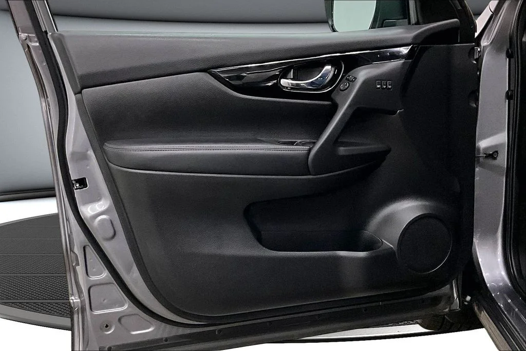 Used 2022 Gray Nissan SV image 20