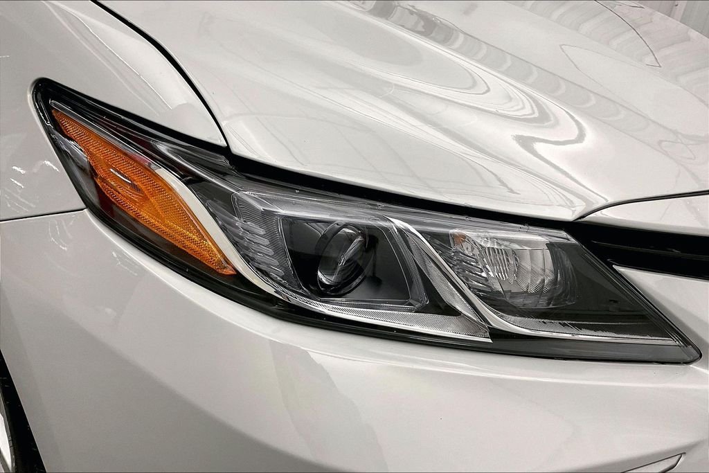 Used 2022 White Toyota LE image 33