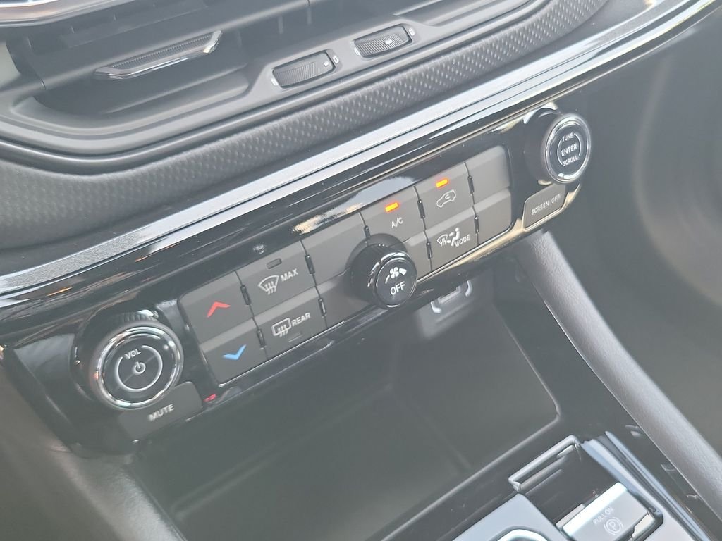 New 2026 Sting-Gray Clearcoat Jeep Latitude image 28