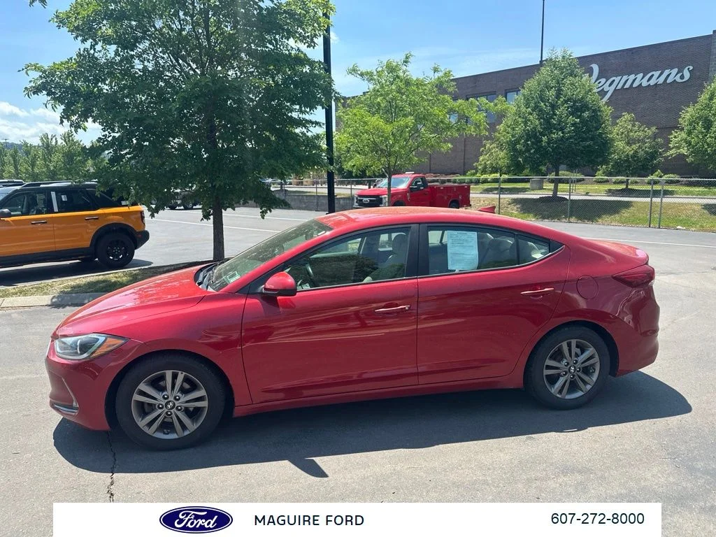 Used 2017 Red Hyundai SE image 9