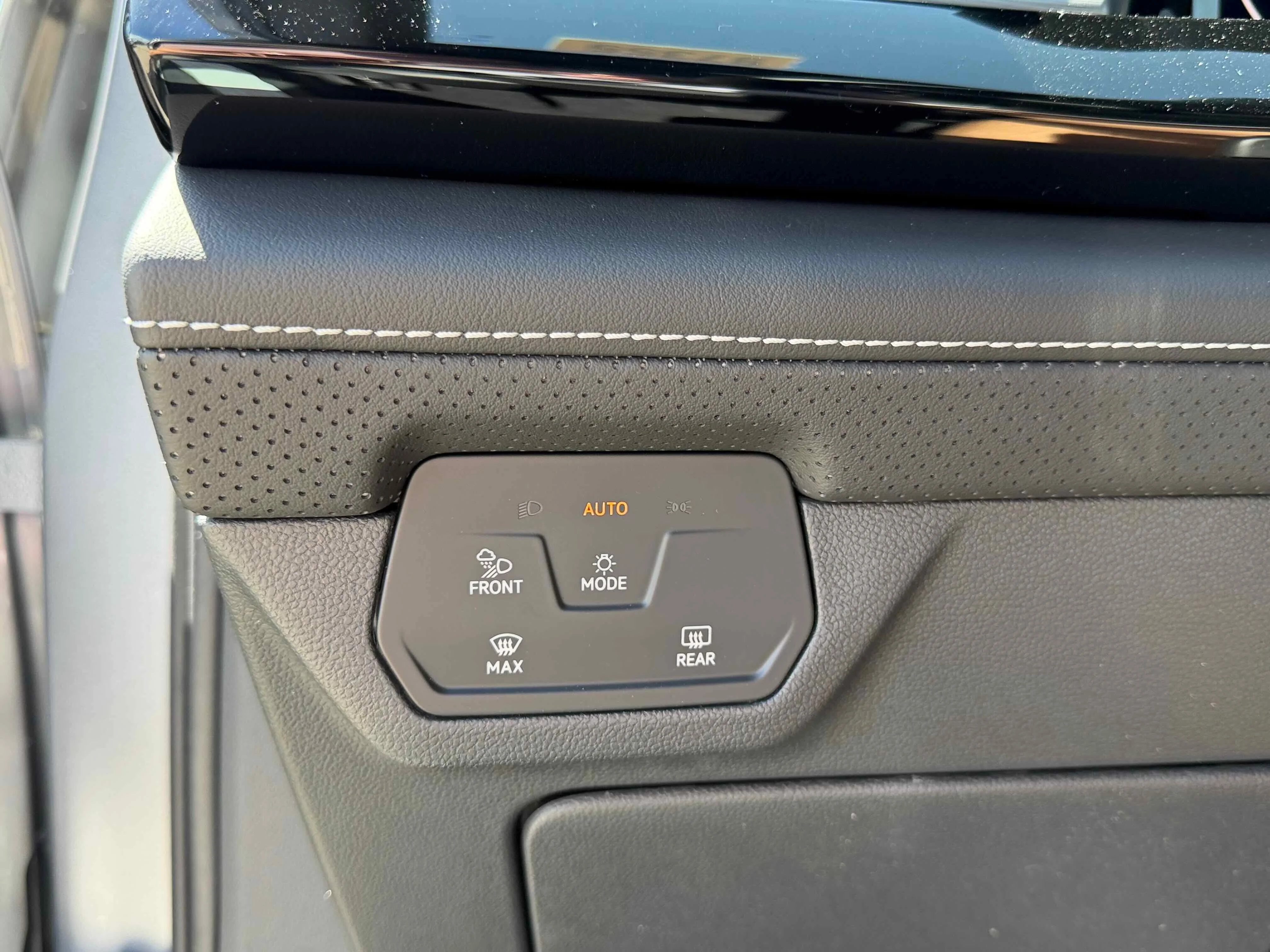 New 2026 Silver Mist Volkswagen 2.0T SE w/Technology image 25