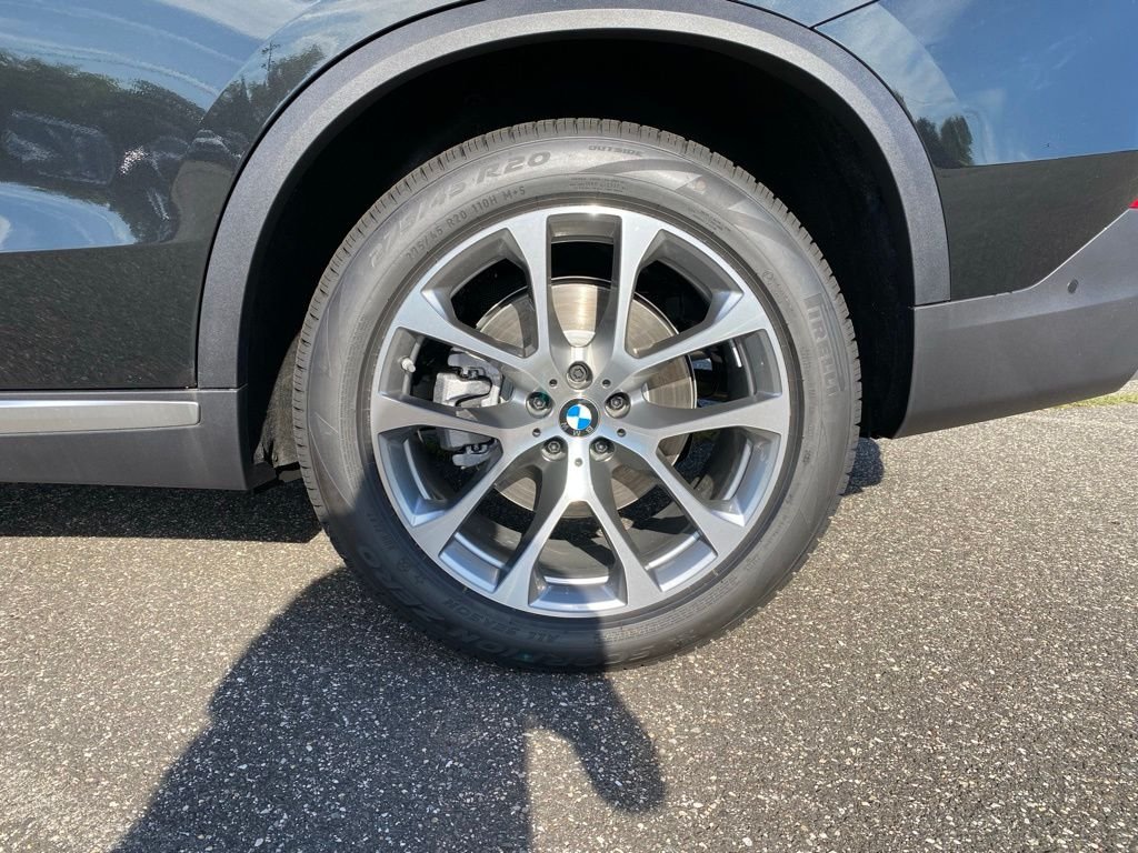 New 2026 Black Sapphire Metallic BMW xDrive40i image 5