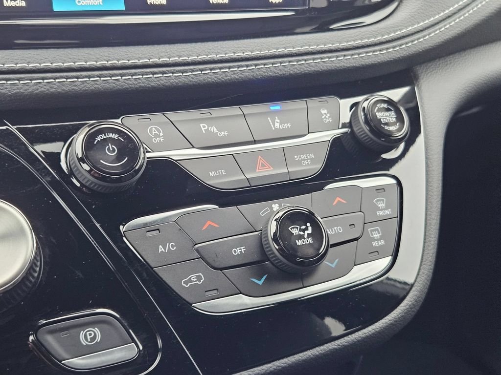 New 2026 Silver Mist Clear-Coat Exterior Paint Chrysler Select image 24