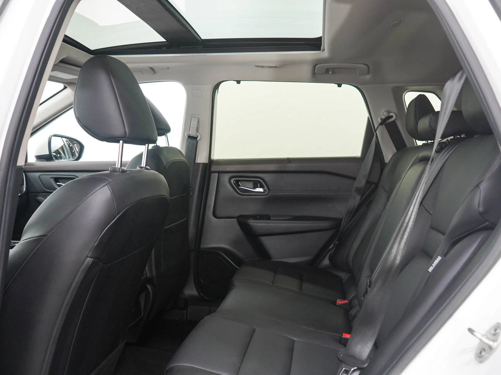 Used 2023 Pearl White Tricoat Nissan SV image 16