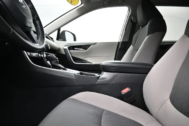 Used 2025 White Toyota XLE image 16