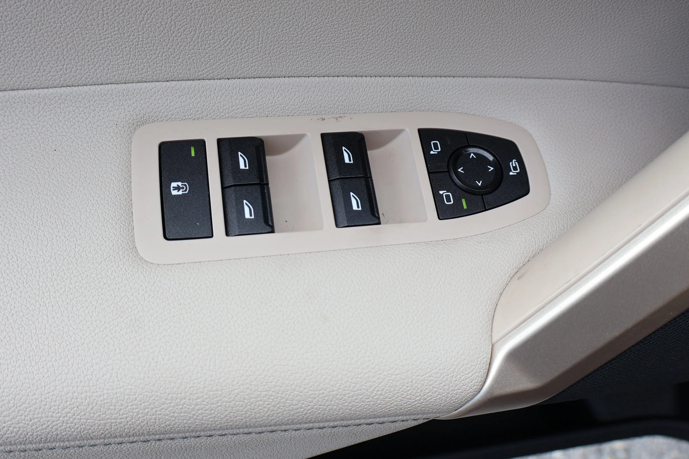 2025 BMW iX 50 - Photo 17