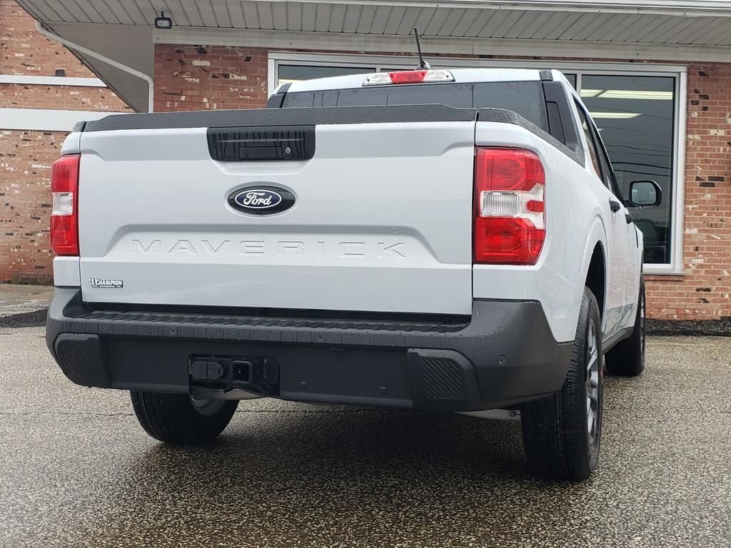 New 2025 Space White Metallic Ford XLT image 3
