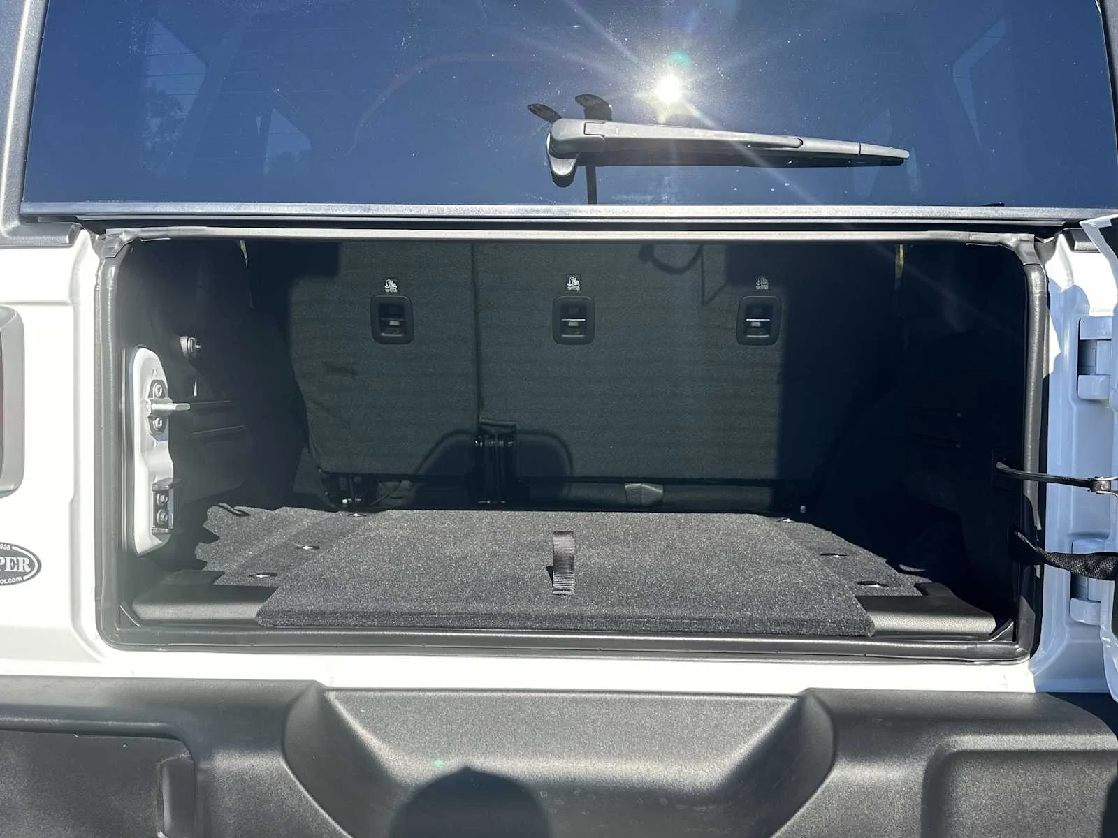 New 2026 Bright White Clear-Coat Exterior Paint Jeep Sport S image 18