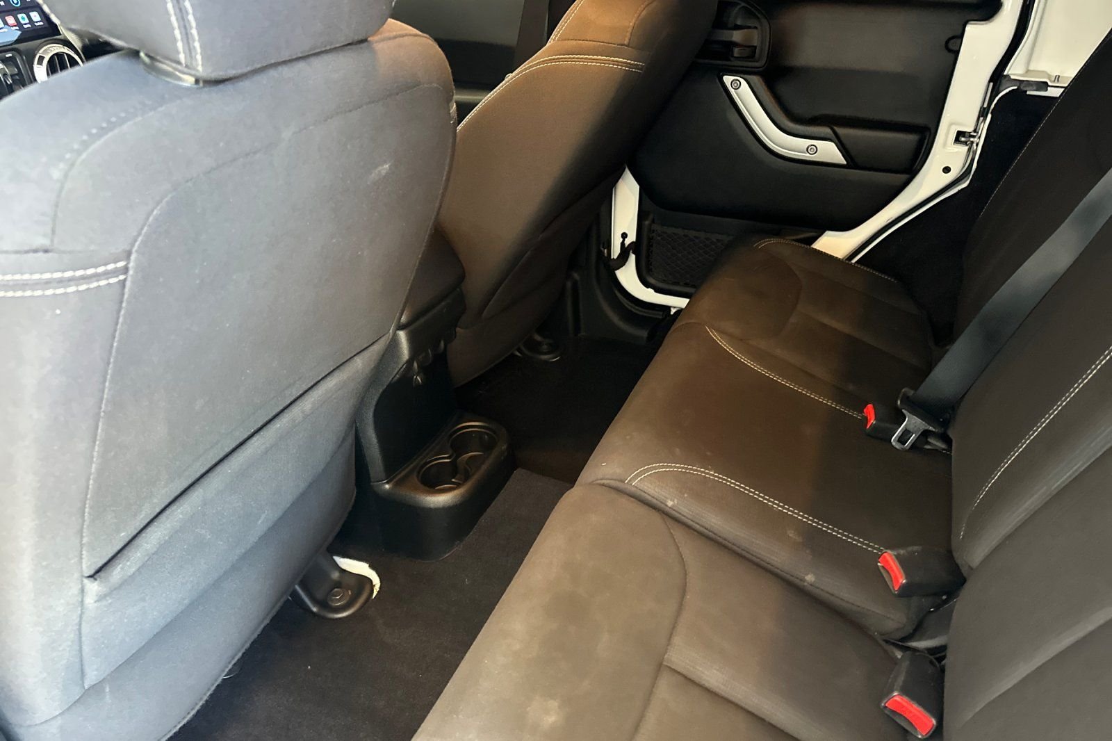 Used 2017 White Jeep Unlimited Sahara image 13