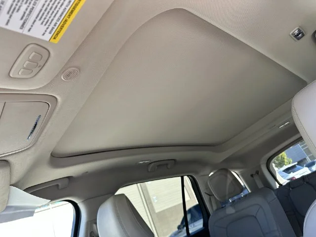 Used 2024 White Lincoln Reserve image 21